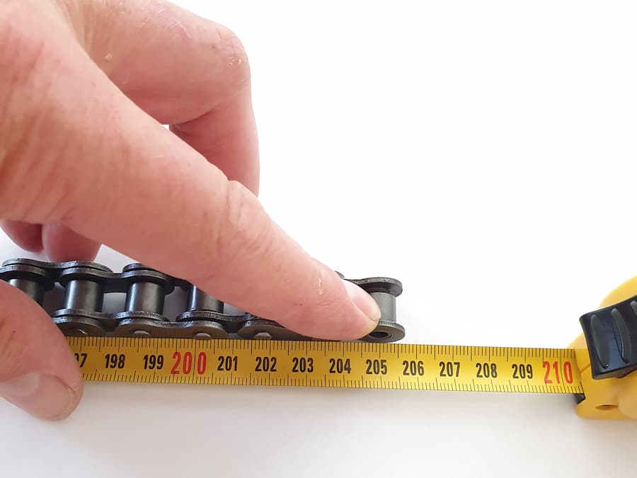 Example of measuring the chain length with a tape measure. Measured value: 205 cm